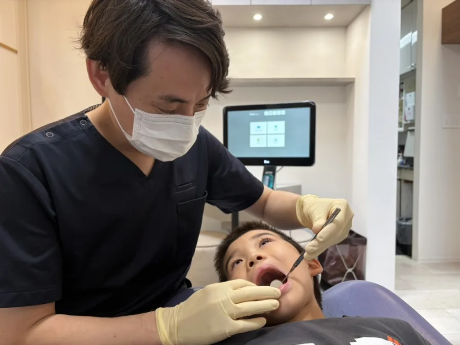 渡邉先生がお子さまのお口の中を確認している様子